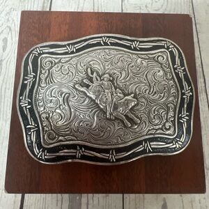 Crumrine Men’s Western Belt Buckle Bull Rider Rodeo Silver Tone Black Barbwire